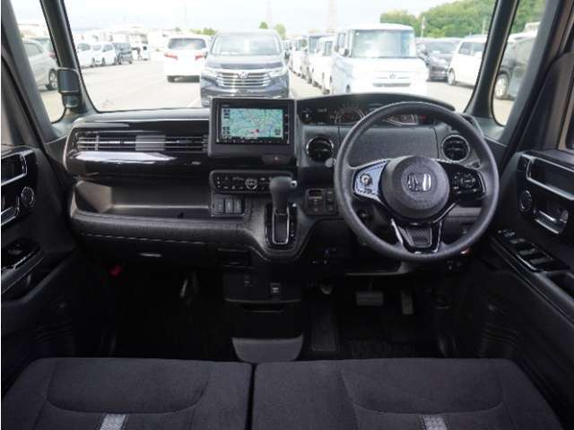 視界広々で非常に運転しやすくロングドライブでも疲れを感じさせないすっきりとまとまったインパネ周りです。