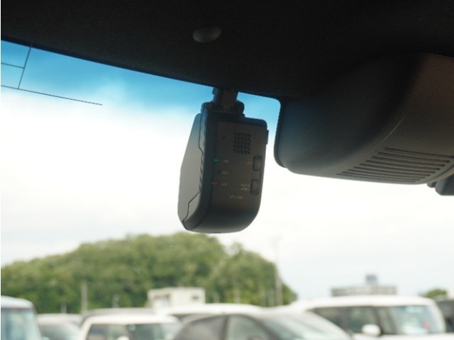 ◆ドライブレコーダー◆映像・音声などを記録する自動車用の装置です。　もしもの事故の際の記録はもちろん、旅行の際の思い出としてドライブの映像を楽しむことができます。