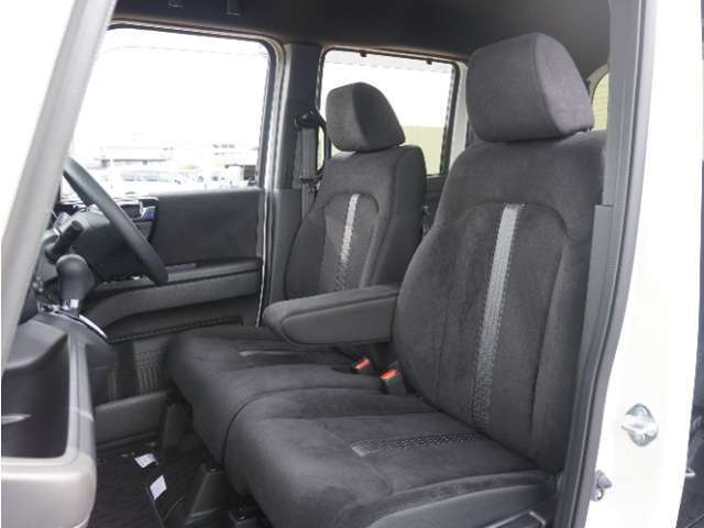 運転席の高さは調整できます。高い位置に合わせておけば、小柄な方でもより安心して運転していただけます。