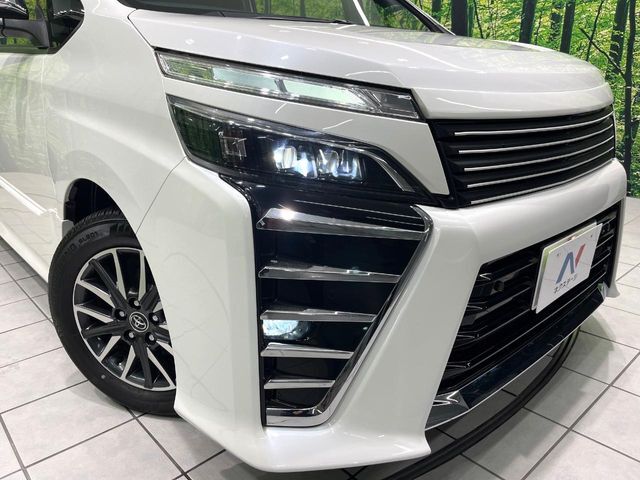 【LEDヘッドライト】悪天候や夜間走行時も良好な視界を確保し安心して運転できる高輝度LEDヘッドライトを装備！点灯速度が早く、消費電力も抑えられています。