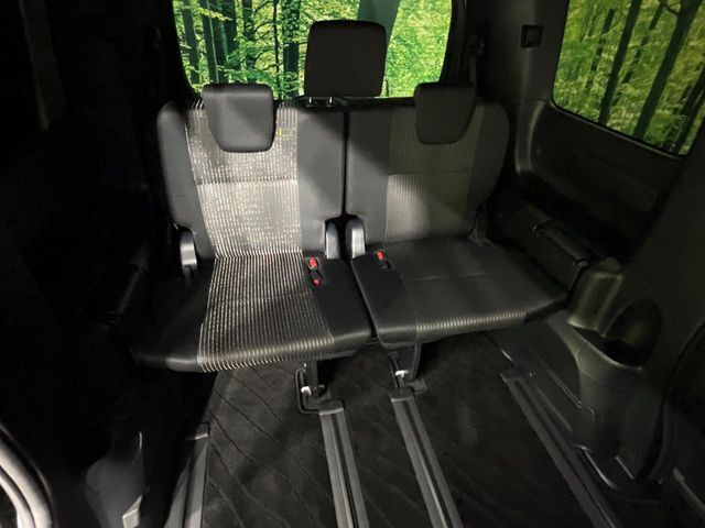 3列目シートはもちろん状態良好☆大人でもゆったりと座って頂けますので、大人数でのお出かけもラクラクです♪ご家族で、気の知れた仲間で、ドライブに行くのが楽しみですね♪