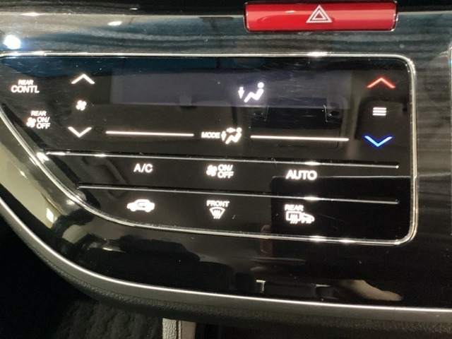 セレクトレバーの左側にオートエアコンがついてますので、簡単操作で快適に過ごせます。リア熱線のスイッチの中に、雪道に対応したサイドミラーヒーターも入っています。