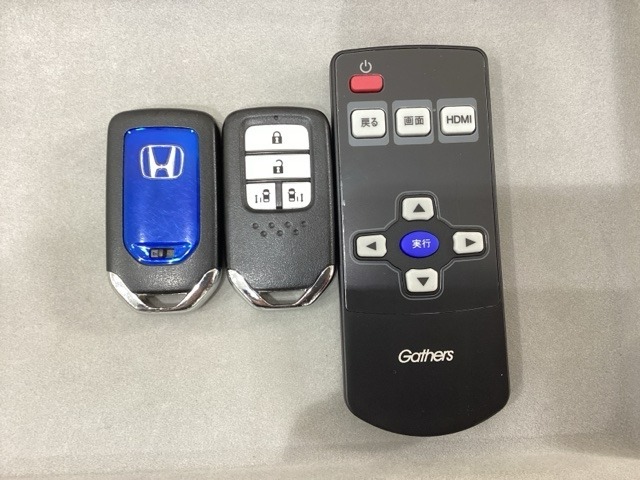 スマートキー付きですからドアロックの開閉およびエンジンスタートが楽々です。電動スライドドアの開け閉めもボタンで操作できます。スペアキーも同じものを用意しております。