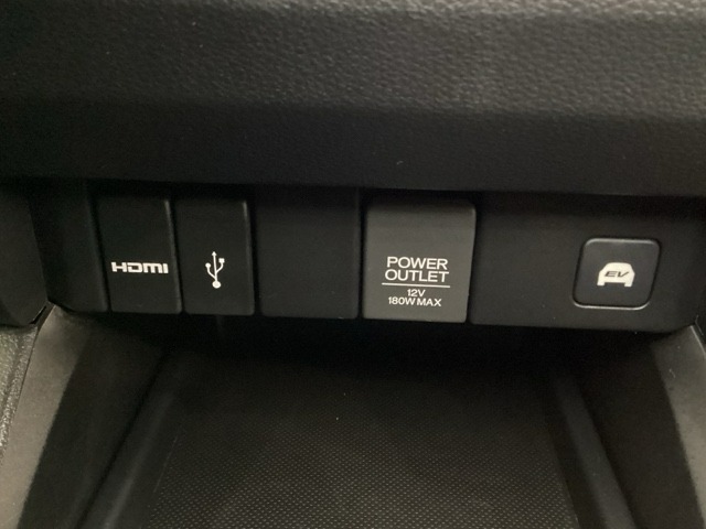 アクセサリーソケットはUSBのアダプターなどをつければ、スマホの充電にも使えます。横にはナビゲーション用の外部入力可能なUSB端子などがついており、周辺には物が置けるボックスがついています。