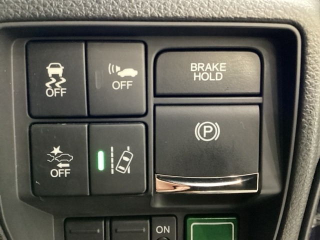 Hondaセンシング用の、VSA（ABS＋TCS＋横滑り抑制）解除とレーンキープアシストシステムのメインスイッチなどはハンドルの右側に装備しています。