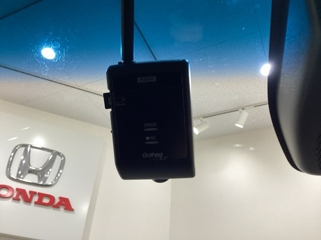 ドライブレコーダーが前方の監視をしてくれます。衝突や急ブレーキなどを感知した場合に、記録された動画が万が一の際に直前の状況を把握する手助けとなります。