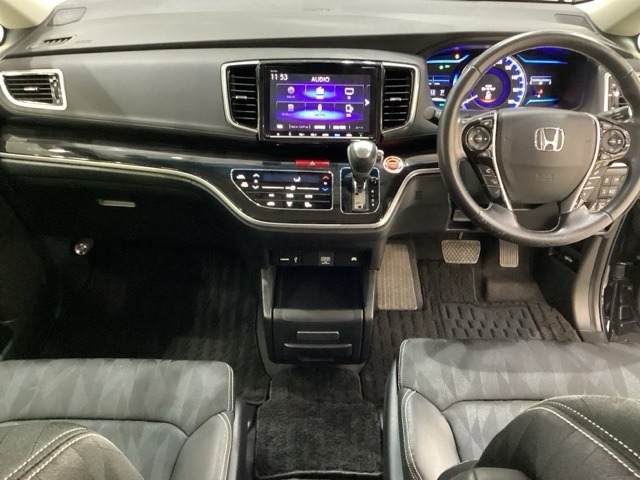 車内は光触媒抗菌消臭施工済です。スタイリッシュなデザインでスポーティなインパネ周りを演出します。グローブボックスやカップホルダーのほかにトレーなどたくさんの収納スペースが付いています。