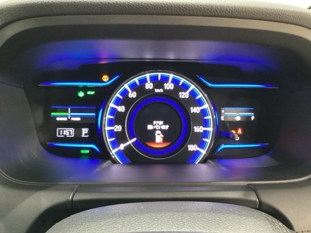 スピードメーターを大きく配した見やすいメーター部になっています。中央のインフォメーション画面でオドメーターや燃費・動力伝達などの情報が見れるようになっています。