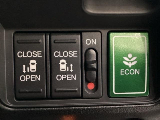 リアドアは乗り降りに便利な両側電動スライドドアです。また運転席に座っていながらスイッチ操作で自在にスライドドアを開け閉めできます。