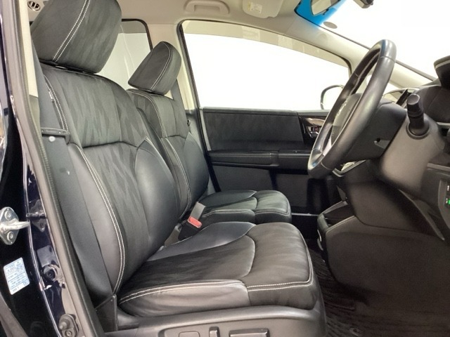 運転席は8WAYの電動パワーシートになっています。電動で前後のスライドやシートハイト、背もたれのリクライニングの調節ができ、微調整もききますのでお好みのシート位置に合わせることができます。