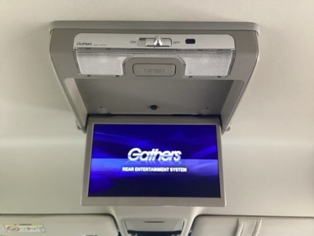 天井にリア席モニターが付いています。ナビゲーションで再生しているDVD等の映像を、後部座席の方にご覧いただくことができます。お子様にも大人気です。