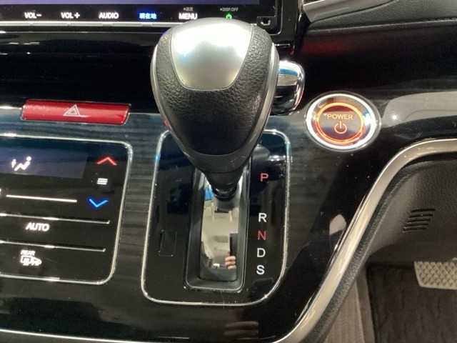 CVT車のセレクトレバーです。低速から高速まで、変速ショックのないスムーズな走りを実現するとともに、エンジン効率のよい領域を維持することで燃費にも貢献します。