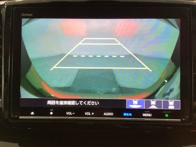 バックでの車庫入れも安心です！　リアカメラが付いているバックモニター付のナビを装備しております。操作線もついており距離感も画面から確認できます。