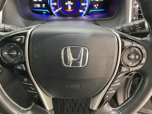 ハンドルにHondaセンシング系のクルーズコントロールやレーンキープアシストなどのスイッチと、オーディオの操作スイッチが装備されています。ハンドルから手を離さず安全に操作できます。