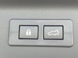 【ハンズフリーパワーバックドア】リアバンパー下部に足先を出し入れするだけでバックドアが自動で開閉♪両手が荷物でふさがっている時でもラクラク開閉操作が行えます！