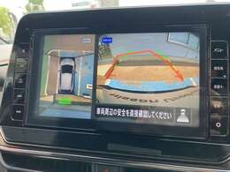 アラウンドビューモニター。上空から見下ろしているかのような映像をメーター内のディスプレイに映し出し、スムーズな駐車をサポートします。
