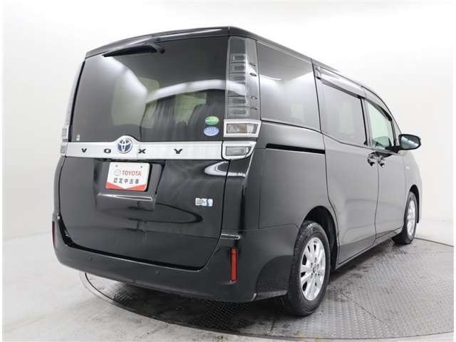 車両本体価格の中に整備料金は入っています。点検・整備後の納車ですので安心してお選び下さい。自社工場完備！経験豊かな整備士が対応いたします。