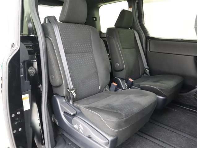 【3列シート・乗車定員7名】こちらは2列目シートです♪広々とした乗車スペースやラゲッジスペースは旅行やレジャーに活躍しますよ