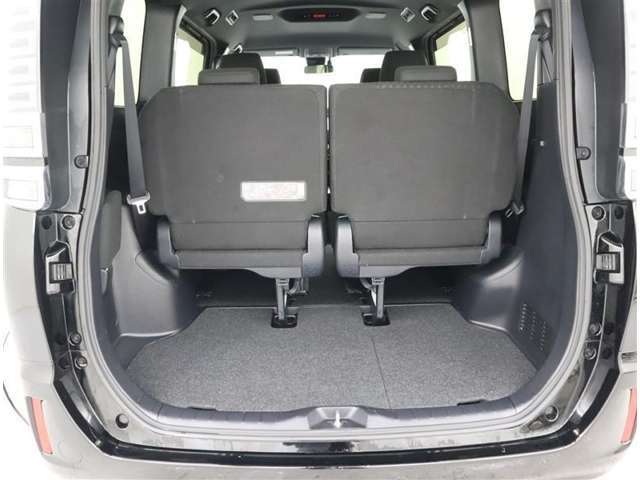 広い開口幅のおかげで大きな荷物も出し入れ楽々。旅行や買い物など、荷物が多くなってしまった時もしっかり活躍してくれます。