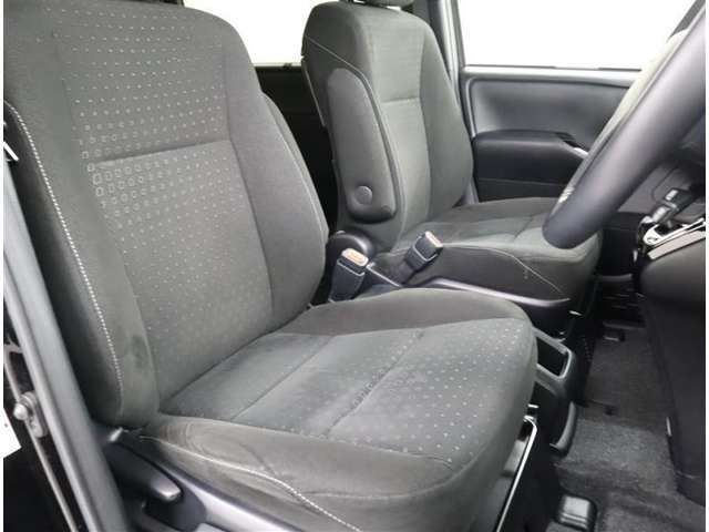 運転席レバーを操作するだけで簡単にシートポジションを変更できますよ♪ご来店の際に是非チェックしてみてください