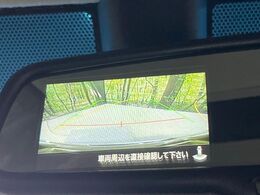 【バックカメラ】駐車時に後方がリアルタイム映像で確認できます。大型商業施設や立体駐車場での駐車時や、夜間のバック時に大活躍！運転スキルに関わらず、今や必須となった装備のひとつです！