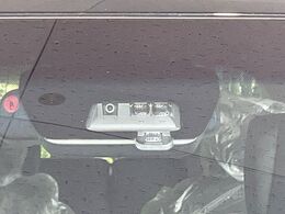【三菱e-Assist】走行中に前方の車両等を認識し、衝突しそうな時は警報とブレーキで衝突回避と被害軽減をアシスト。より安全にドライブをお楽しみいただけます。