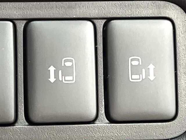 【両側パワースライドドア】スマートキーや運転席のスイッチで後席両側スライドドアの開閉が可能♪電動だから力を入れてドアを開ける必要が無く、小さなお子様でも簡単に開け閉めでき快適です♪