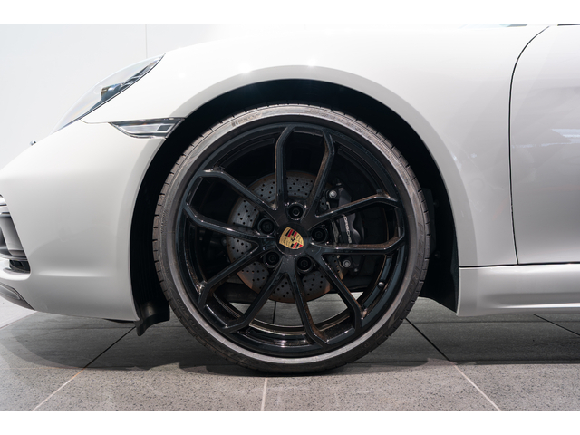 20インチ 718 Spyder ホイール搭載です。