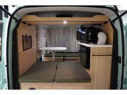 使用する材料に拘り妥協のない造り込みを行っており、長く便利に使える仕様を目指しています。長らくキャンピングカーを愛す私が欲しいと思う1台です。各地に足をのばし質の高い車中泊を楽しめる仕様としています