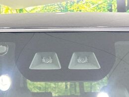 【スマートアシスト】走行中に前方の車両等を認識し、衝突しそうな時は警報とブレーキで衝突回避と被害軽減をアシスト。より安全にドライブをお楽しみいただけます。