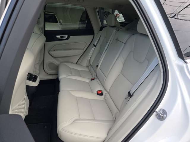 VOLVO  XC60 Ultimate B5 AWD  Crystal White