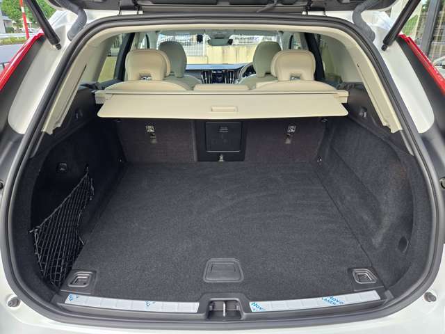 VOLVO  XC60 Ultimate B5 AWD  Crystal White