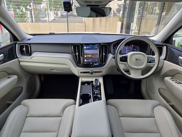 VOLVO  XC60 Ultimate B5 AWD  Crystal White
