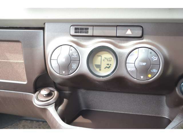 オートエアコンですので車内の温度を快適に保つことができます。