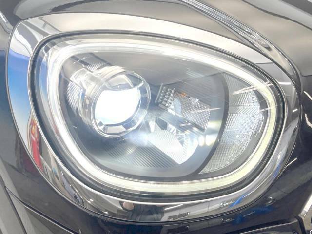 ●LEDヘッドライト：夜間走行時も良好な視界を確保し安心して運転できる高輝度LEDヘッドライトを装備！点灯速度が早く、消費電力も抑えられています。