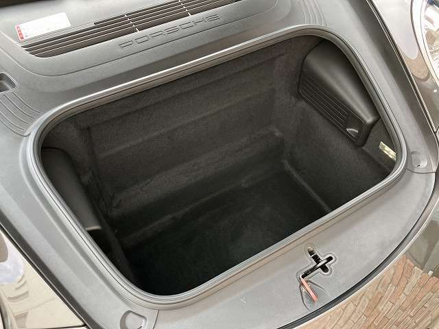トランクの状態を確認ください。機内持ち込み用ケース2個は入ります。