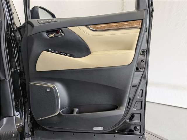 運転席ドア内張はご覧の通り。ドアポケットの収納もバッチリです
