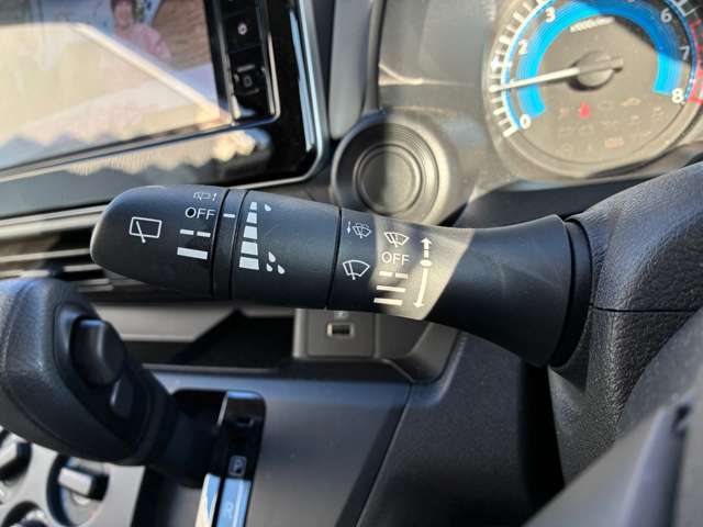 雨の量に応じてワイパーの作動間隔を調整できます♪