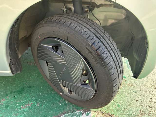 タイヤサイズは155/65R14です。日産純正ホイール装着です☆