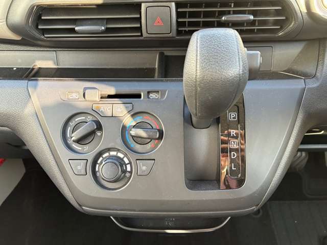 操作が簡単なマニュアルエアコンです★前席にはシートヒーターを完備しております。