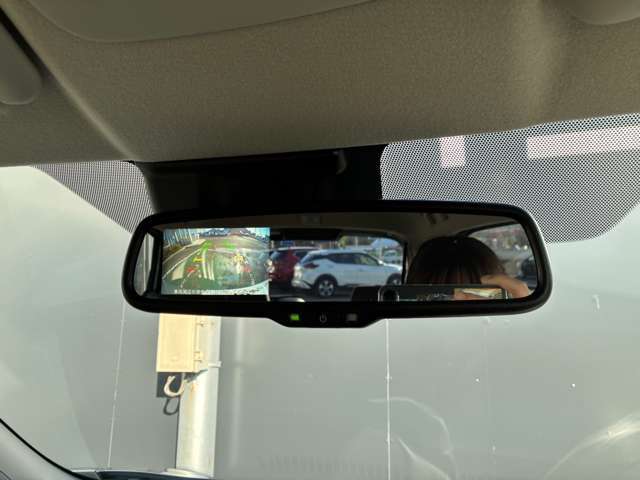 ルームミラーには、バックモニターが写るので駐車が苦手な方には便利な装備になりますね♪
