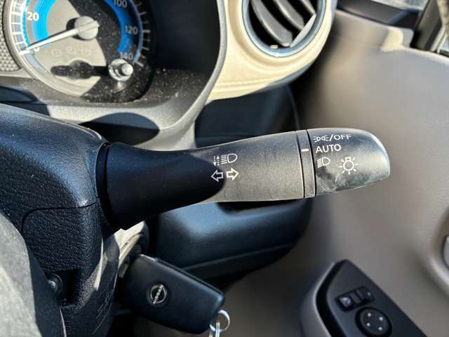 ハイビームアシスト・・・先行車または対向車や周囲の明るさなどに応じ、自動的にハイビーム（上向き）とロービーム（下向き）を切り替えます♪