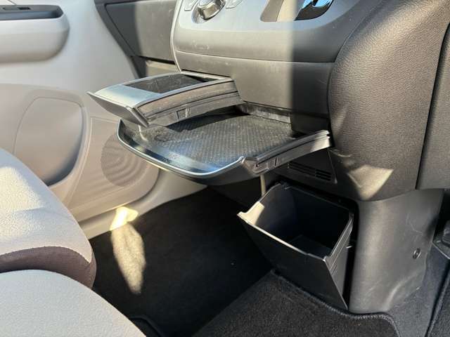 パネル下にはドリンクホルダー、ちょっとした小物も置けちゃいます♪