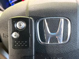 【Hondaスマートキー】カバンやポケットに入れたままでもドアの施錠・解錠が可能なスマートキーを装備。エンジンのオン・オフ時もカギを取り出す必要が無いからとっても便利です♪