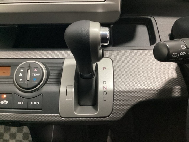 CVT車のセレクトレバーです。低速から高速まで、変速ショックのないスムーズな走りを実現するとともに、エンジン効率のよい領域を維持することで燃費にも貢献します。