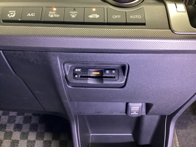 エアコンパネルの下にETCがついています。高速道路の料金所の通過も楽々です！。　カードの取り出しもしやすい場所についています。