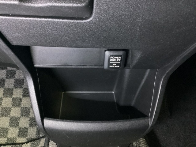 アクセサリーソケットはUSBのアダプターなどをつければ、スマホの充電にも使えます。周辺には物が置けるボックスがついています。