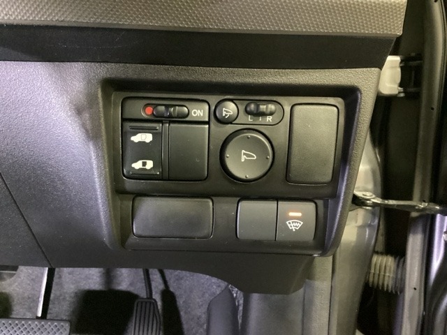 左側電動スライドドアは運転席からでも操作ができます。電動格納付きパワーミラーの操作スイッチがついています。左右のサイドミラーの角度調節も微調整ができて便利です。