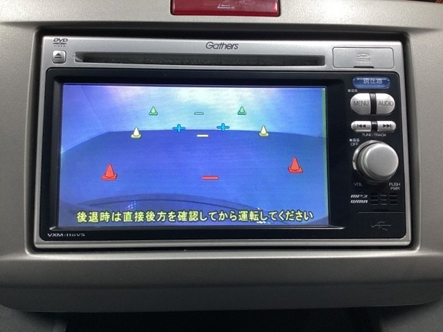 バックでの車庫入れも安心です！　リアカメラが付いているバックモニター付のナビを装備しております。操作線もついており距離感も画面から確認できます。