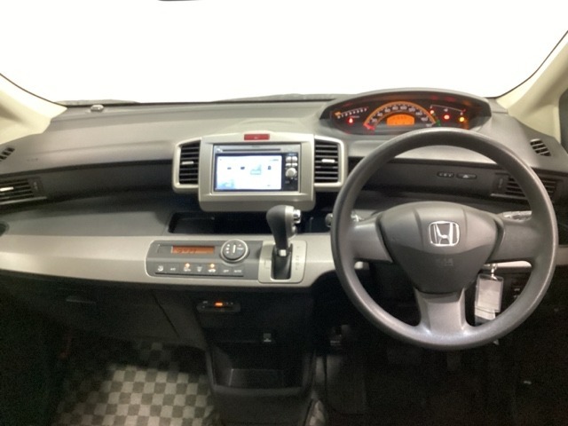 車内は光触媒抗菌消臭施工済です。インパネ周りはスタイリッシュなデザインで機能や装備も充実しています。グローブボックスやカップホルダーのほかにトレーなどたくさんの収納スペースが付いています。